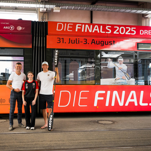 Die im Finals-Look gestaltete Straßenbahn der Dresdner Verkehrsbetriebe
