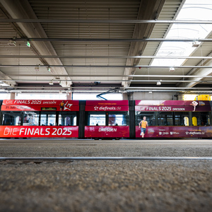 Die im Finals-Look gestaltete Straßenbahn der Dresdner Verkehrsbetriebe