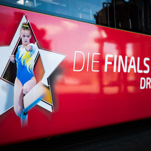 Die im Finals-Look gestaltete Straßenbahn der Dresdner Verkehrsbetriebe