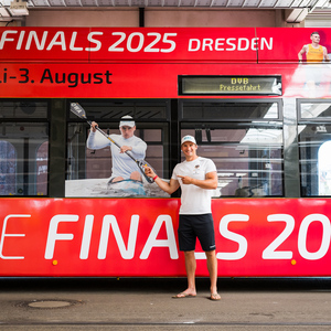 Die im Finals-Look gestaltete Straßenbahn der Dresdner Verkehrsbetriebe
