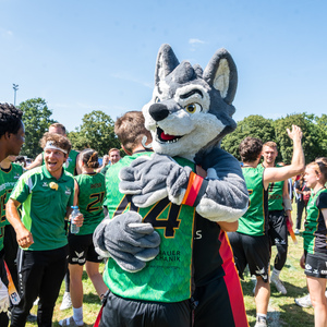 Finn, das Finals-Maskottchen beim Flag Football