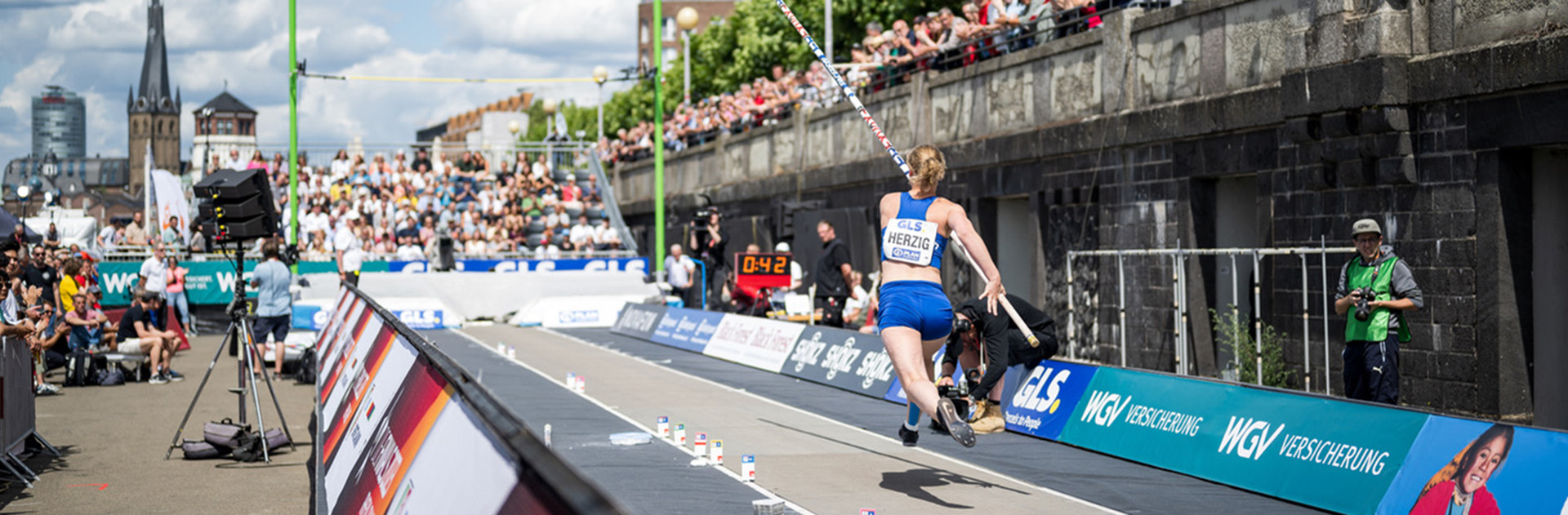 Stabhochsprung am Rheinufer erster Höhepunkt der Finals Rhein-Ruhr