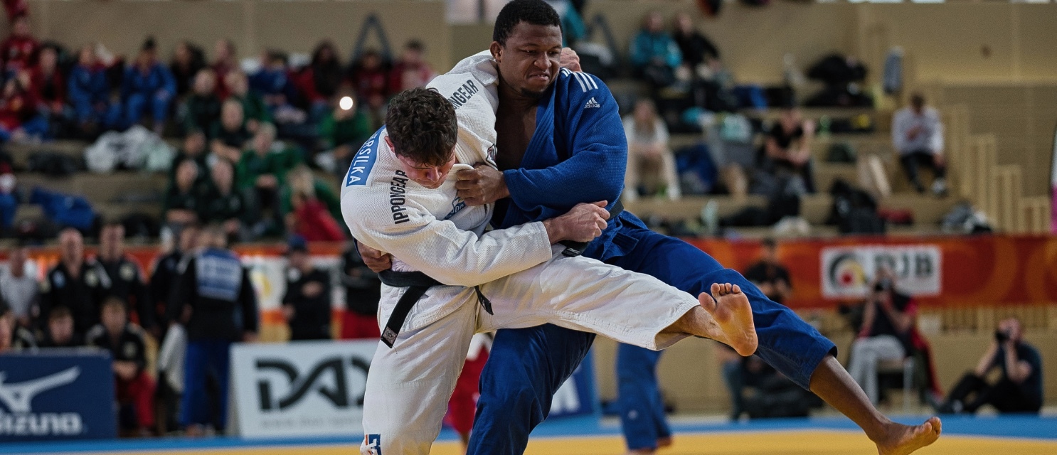 Gold im Judo, Flag Football WM in Düsseldorf, Siege für Schwimmer beim Euro Meet