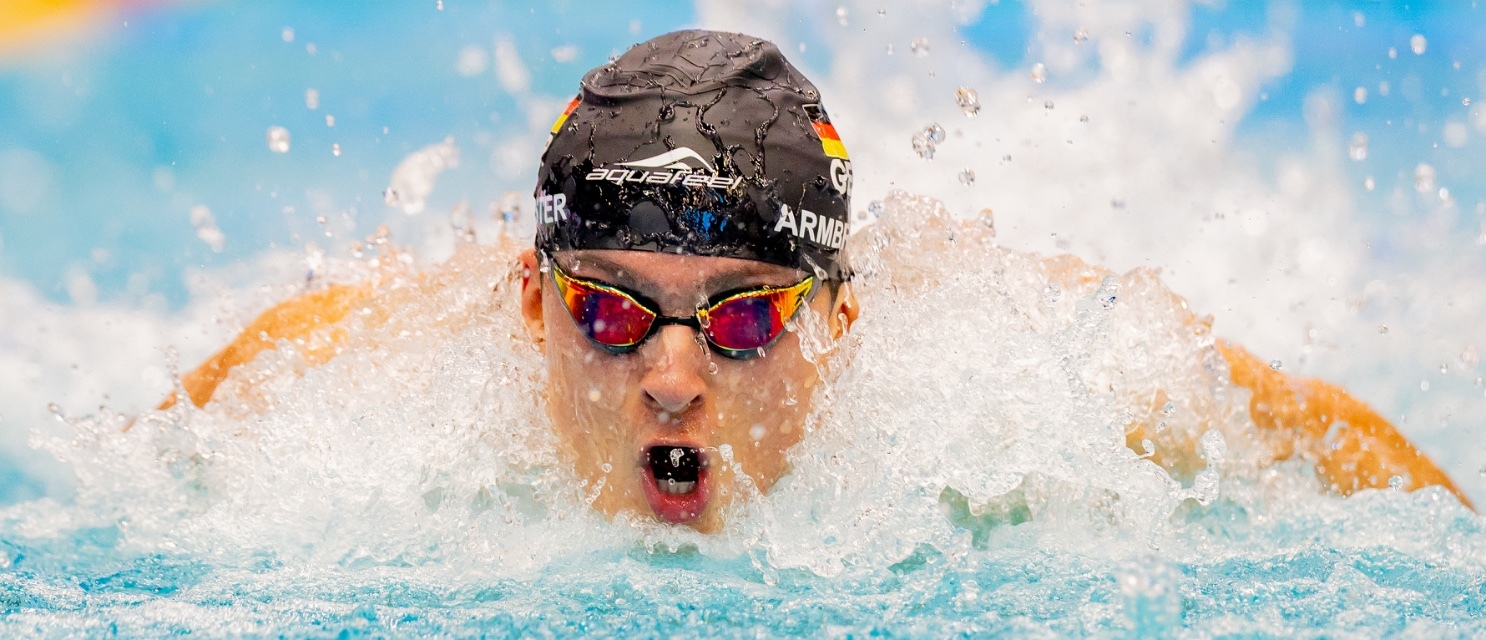 Luca Armbruster im Wasser