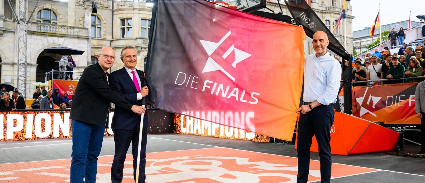 Stuttgarts Oberbürgermeister Dr. Frank Nopper übernimmt die Finals-Flagge von Hannover