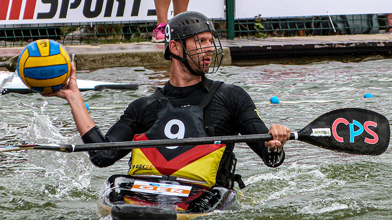 "Wir fahren mit den Booten übereinander, gegeneinander und schmeißen uns gegenseitig ins Wasser"