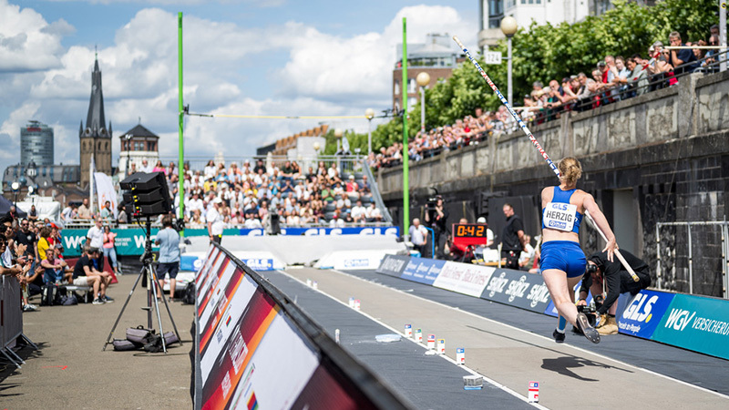 Stabhochsprung am Rheinufer erster Höhepunkt der Finals Rhein-Ruhr