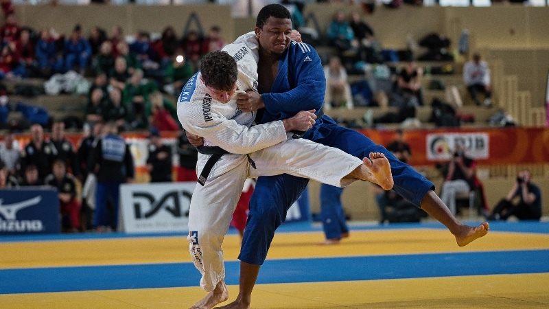 Gold im Judo, Flag Football WM in Düsseldorf, Siege für Schwimmer beim Euro Meet
