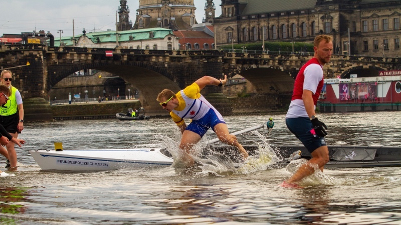 Moritz Wolff steigt aus dem Boot aus