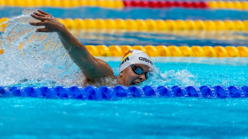 Eine Schwimmerin mit einem kraftvollen Kraulzug