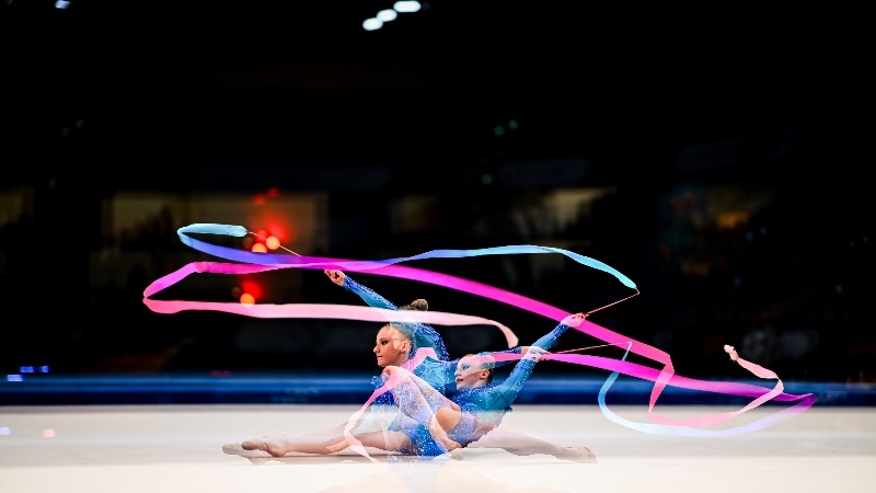 Ein Rhythmische Sportgymnastin bei ihrer Übung mit dem Band