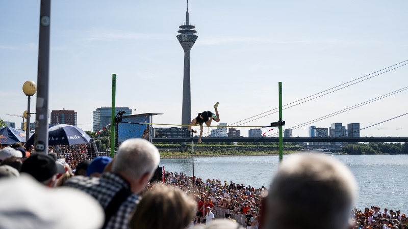 Der Stabhochsorung bei den Finals 2023 - vor spektakulärer Kulisse am Rheinufer in Düsseldorf. 