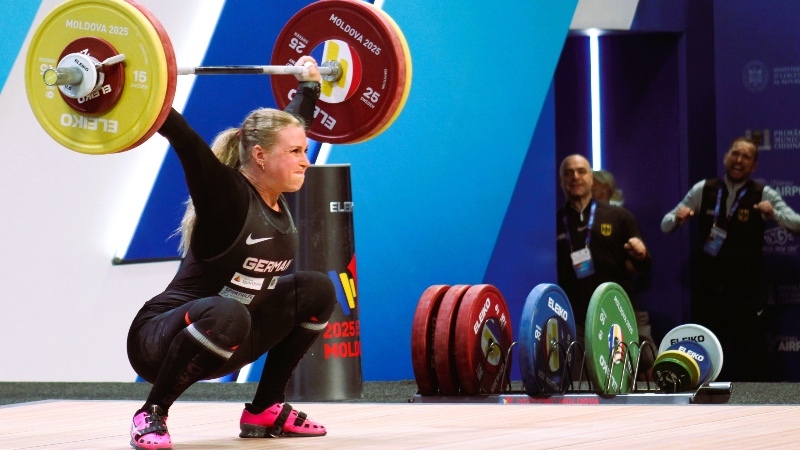 Lisa Marie Schweizer stemmt ein Gewicht