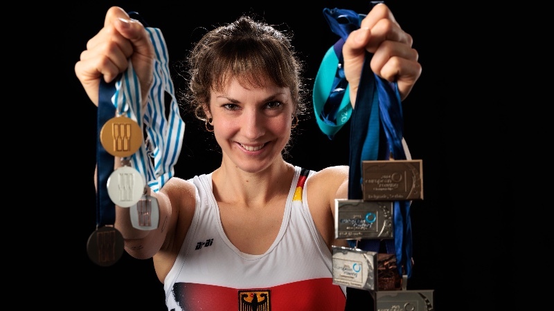 Kathrin Marchand zeigt viele ihrer Medaillen