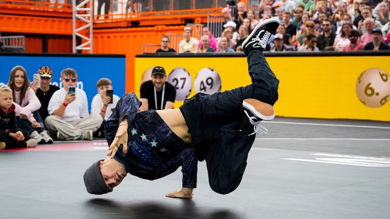 Auf einer Hand breakt Mario Eckel