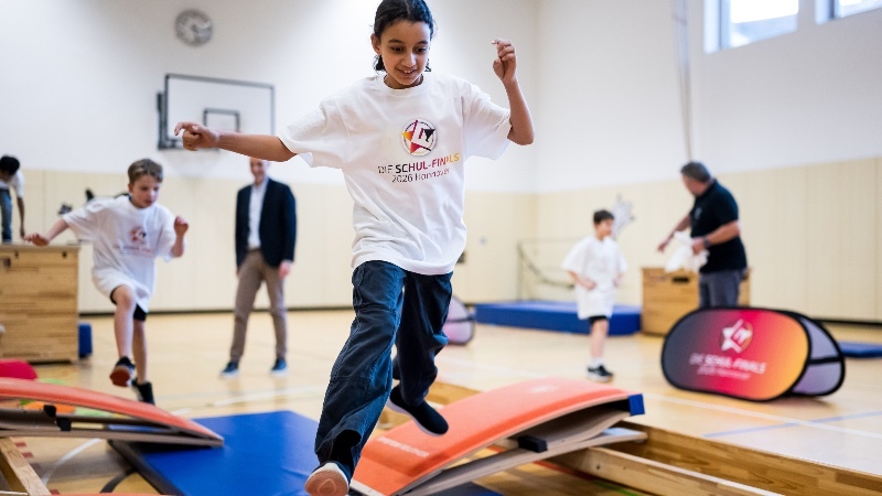 Eine Schülerin bewetg sich in einem Parkour