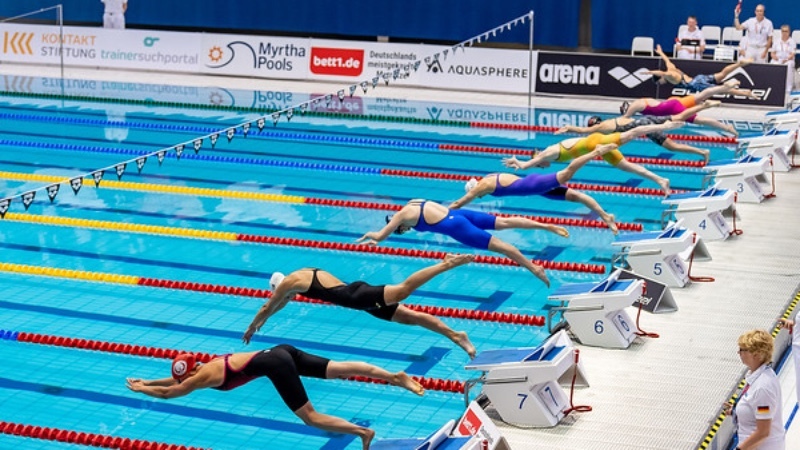 Sprung vom Startblock ins Wasser