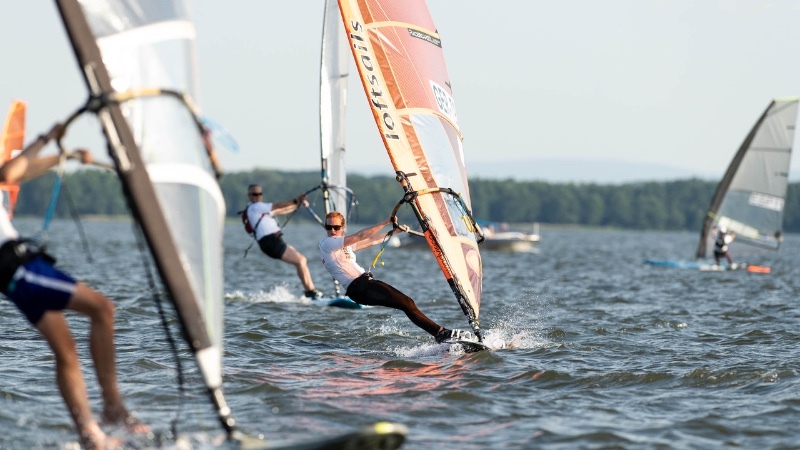 Jenny Bouhier auf dem Raceboard