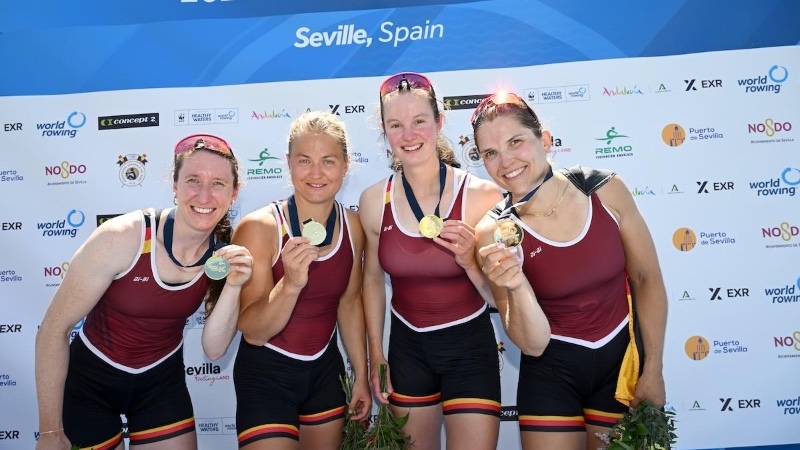 Frauke Hundeling, Johanna Debus, Juliane Faralisch und Maren Völz (v.r.n.l.) jubeln mit ihren Goldmedaillen