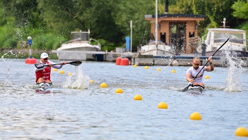 Tom Liebscher-Lucz (li.) im Duell Boot an Boot auf dem Wasser