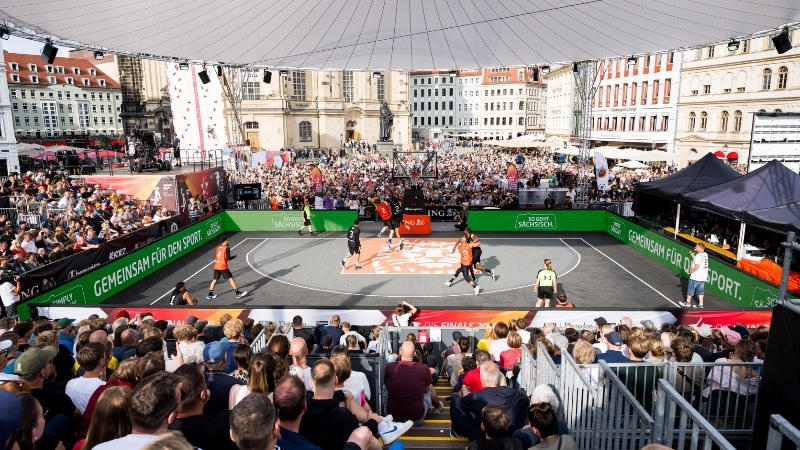 3x3 Basketball auf dem Neumarkt im Dresden vor vollen Rängen