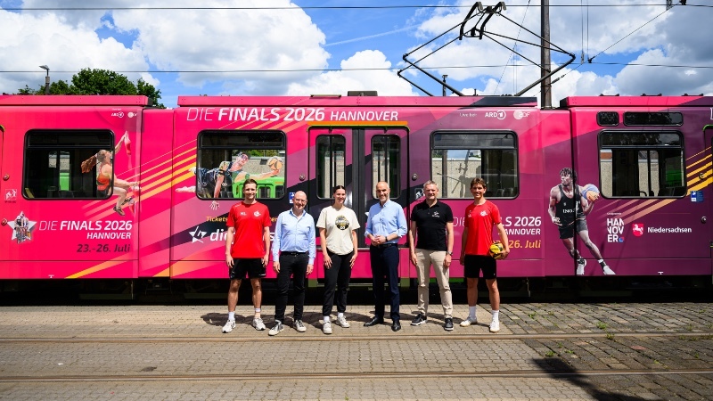 Tibor Vosberg, Jens Palandt, Meret Kleine-Beek, Belit Onay, Hagen Boßdorf und Niks Labeckis vor der Finals-Hannover-Stadtbahn