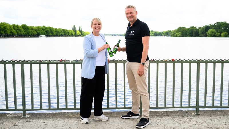 Juliane Lorenz und Hagen Boßdorf stoßen auf die Partnerschaft an
