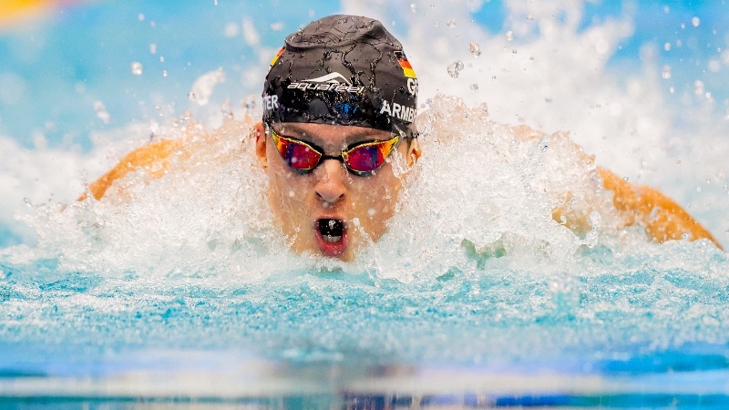 Luca Armbruster im Wasser