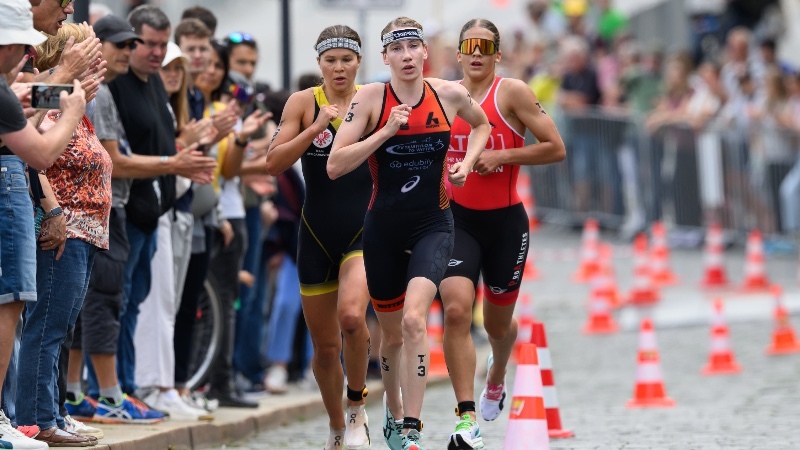 Annika Koch läuft an der Spitze einer Dreiergruppe