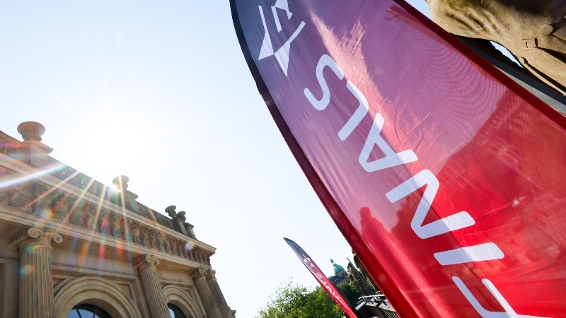 Eine Finals-Fahne vor der Staatsoper Hannover