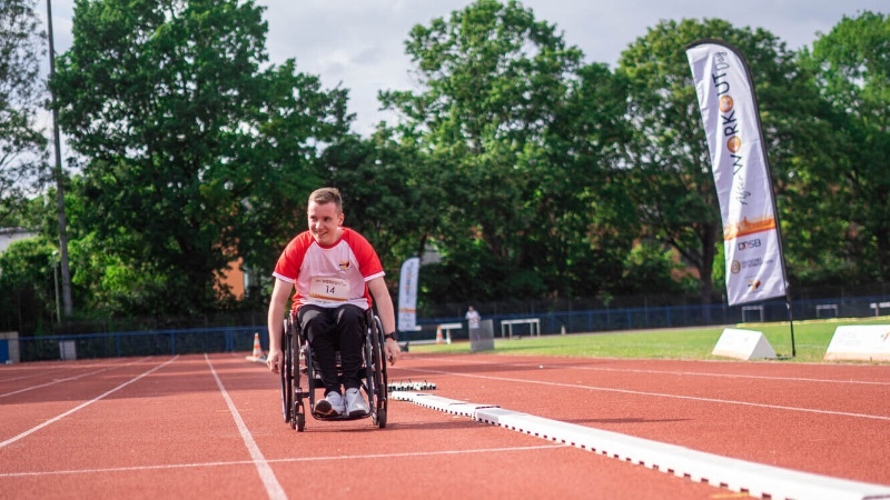 Ein Rollifahrer absolviert das Deutsche Sportabzeichen