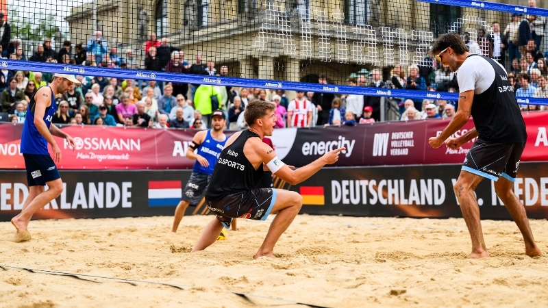 Jubel am Netz beim Beach-Volleyball