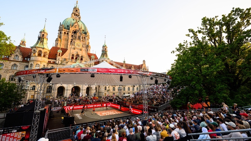 Das 3x3 Basketball-Feld vor dem Neuen Rathaus