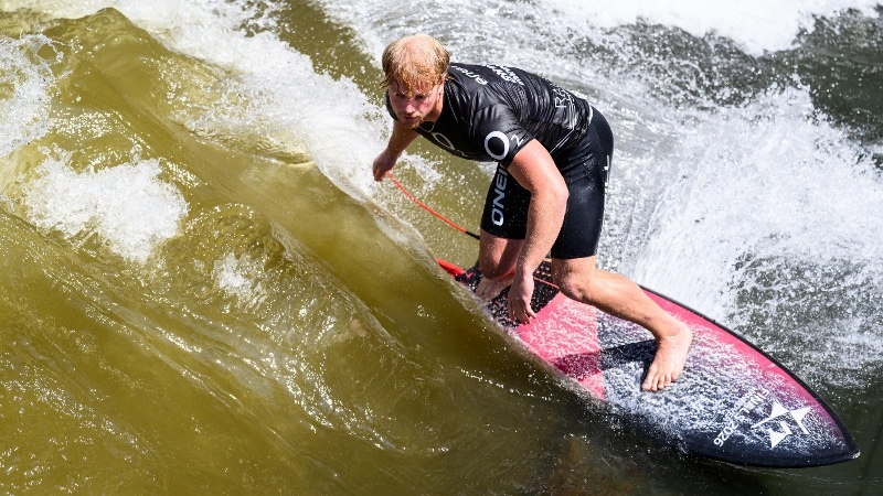 Marius Gerlach mit dem Finals-Raceboard auf der enercity Leinewelle.